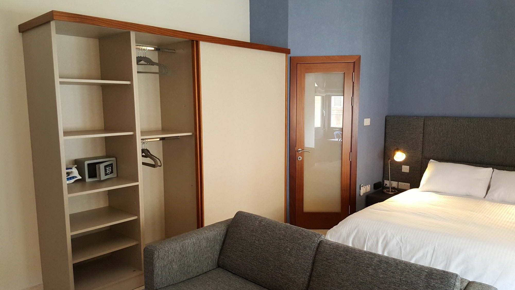 D Townhouse Hotel 3*